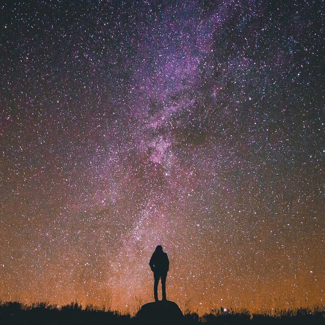 Femme regardant les étoiles